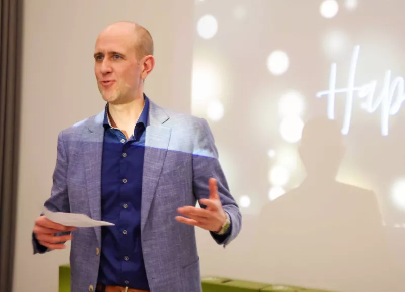 Thomas Vanderbeke aan het speechen op de nieuwjaarsreceptie